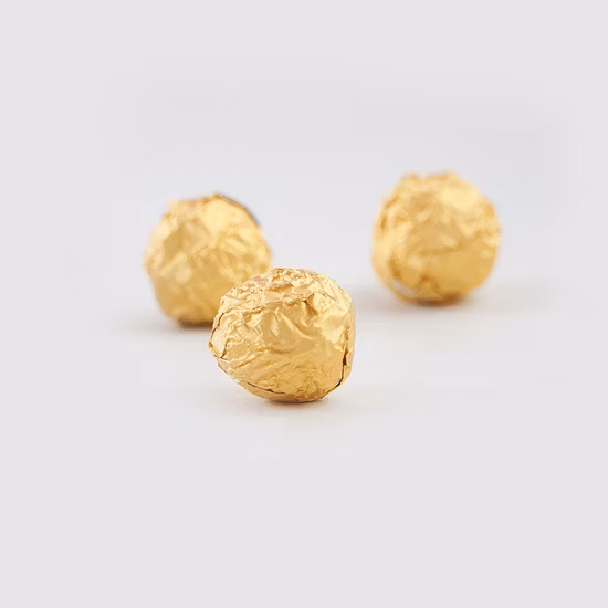 ウエハースボール ローズチョコレート クリスピーライス、クッキーまたはピーナッツ添え